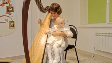 Анна Романова на арфе