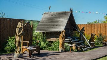 Сказочные герои идут в поход